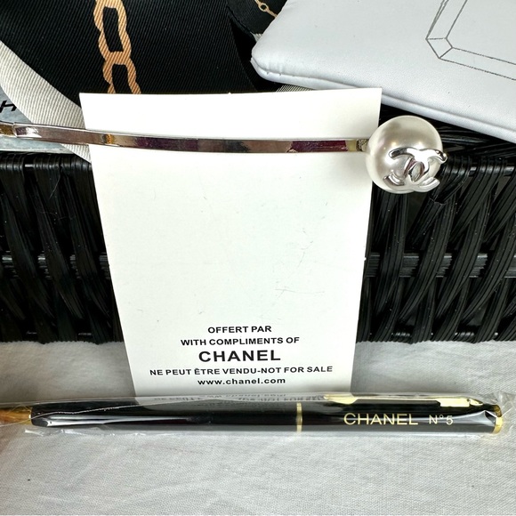 CHANEL beauty line gift set with #5 wristlet keychain and samples - Picture 6 of 9